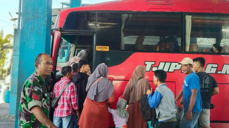 TNI di Lumajang Turut Pantau Kelancaran Pemudik