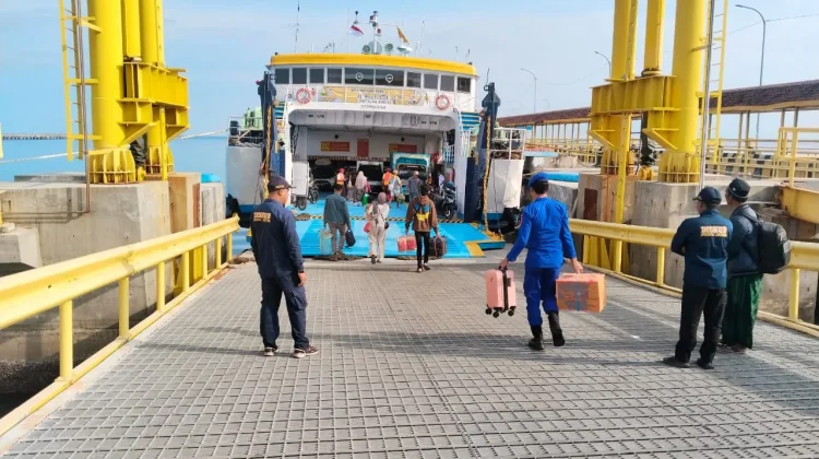 H+2 Lebaran, Warga Kepulauan Madura Memadati Pelabuhan Jangkar