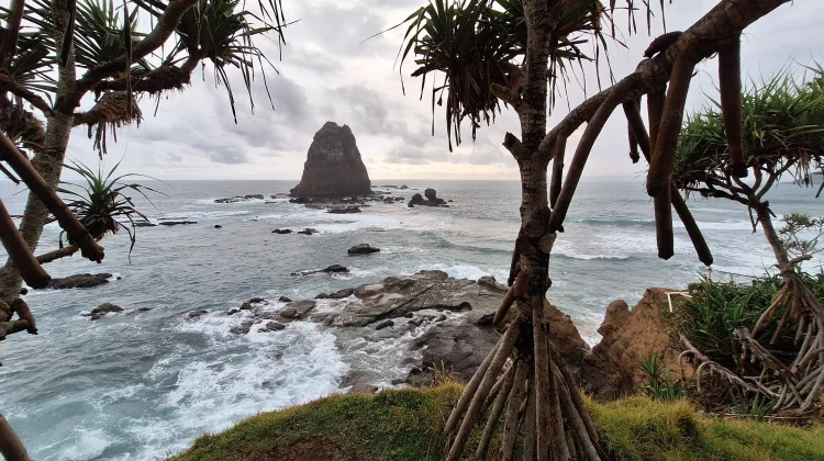 Libur Lebaran, Wisata Papuma–Watu Ulo Diserbu Pengunjung