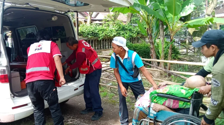 Optimalkan Layanan Idul Fitri, PMI Jember Bantu Evakuasi Warga