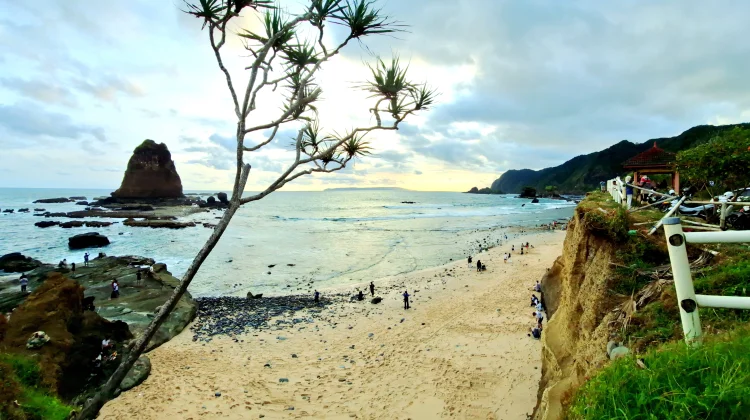 Pantai Papuma Jember Tawarkan Keindahan Sunrise yang Memukau