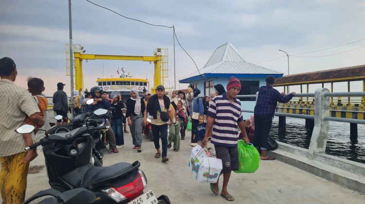 Arus Balik: Ratusan Warga Kepulauan Memadati Pelabuhan Jangkar
