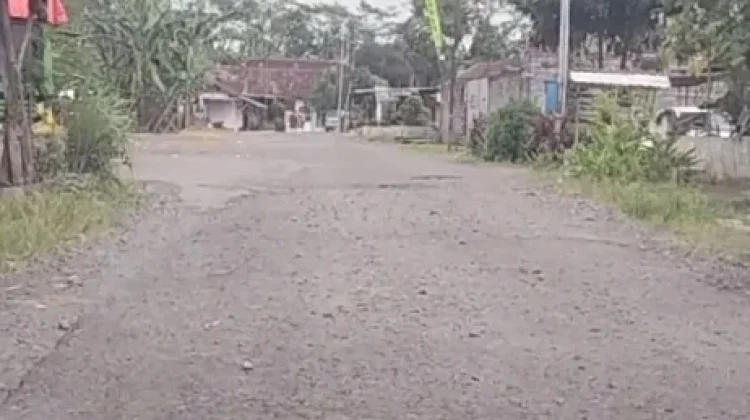 Pengguna Jalan di Tempeh Keluhkan Jalan Rusak