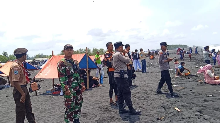 Petugas Pantau Objek Wisata pada Libur Lebaran di Lumajang