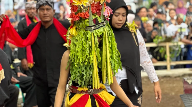 Sayu Apriliani Jalani Debut Penari Seblang Olehsari