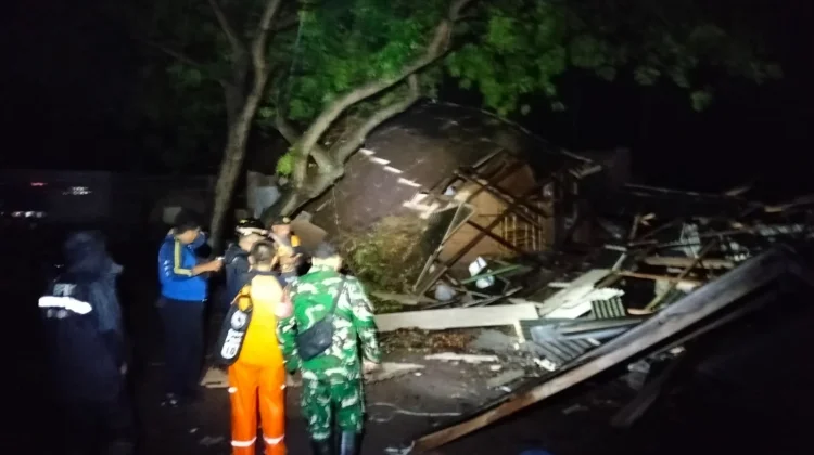 Rumah Warung Ambruk akibat Hujan dan Angin