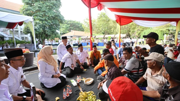 Hari Pertama Kerja, Bupati Ipuk Halal Bihalal Bareng Sopir