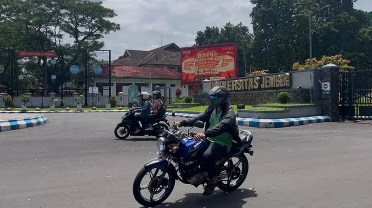 Momen Lebaran,Area Jalan Kampus UNEJ Masih Lenggang