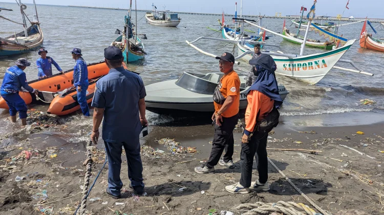 Penumpang Kapal Rute Jangkar-Raas Jatuh saat Berlayar