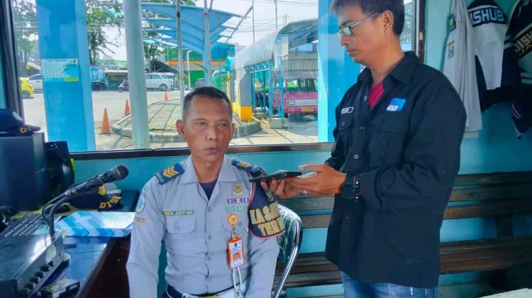 Petugas Terminal Minak Koncar Sigap Atasi Potensi Penumpukan Penumpang