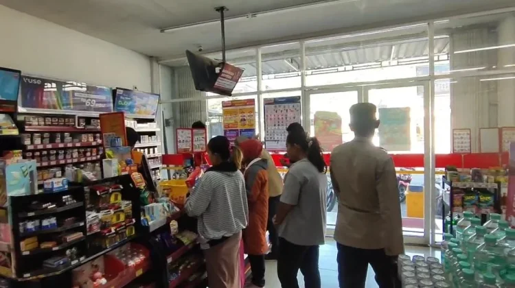 Polisi di Lumajang  Intensifkan Patroli Kawasan Vital di Hari Raya