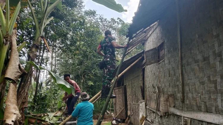 Warga Lumajang Gotong Royong Renovasi Rumah Tidak Layak