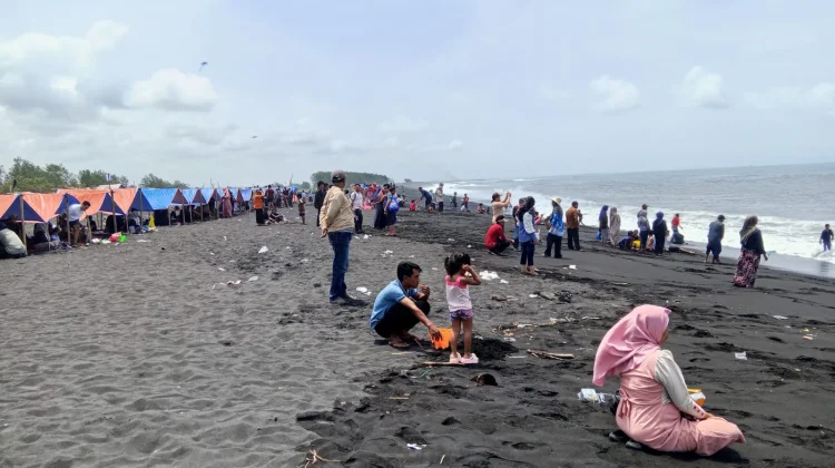 Wisata Watu Pecak Lumajang Ramai saat Libur Lebaran