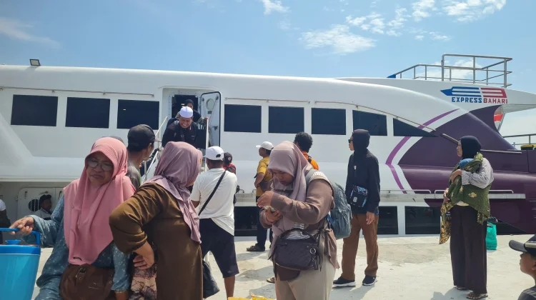 Arus Balik: Ratusan Warga Kepulauan Tiba di Jangkar
