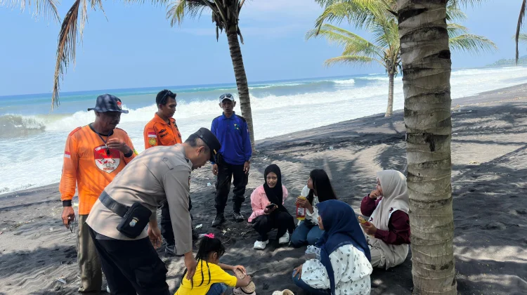 Polisi Lumajang Larang Wisatawan Mandi di Pantai
