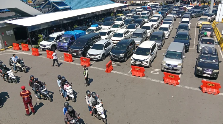 Puncak Arus Balik, Antrean Kendaraan Padati Pelabuhan Ketapang
