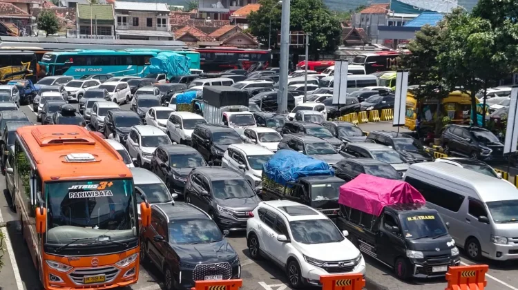 Antrean Truk Mengular, ASDP Ketapang Terapkan Sistem TBB