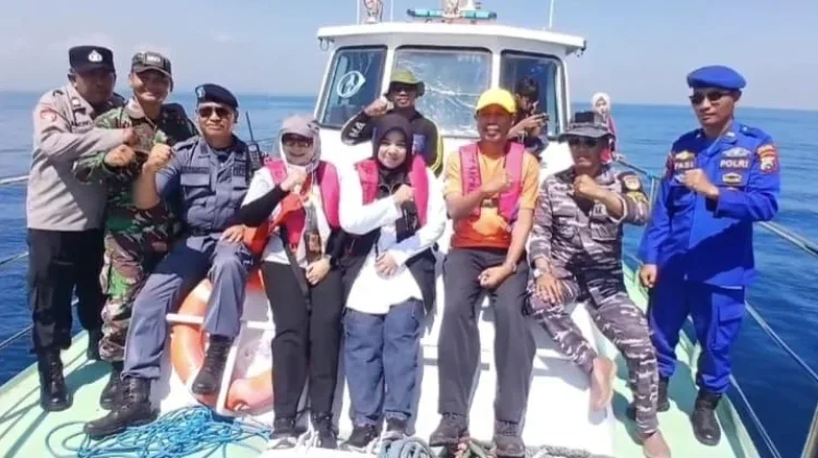 Wabup bersama Tim SAR Tabur Bunga di Laut