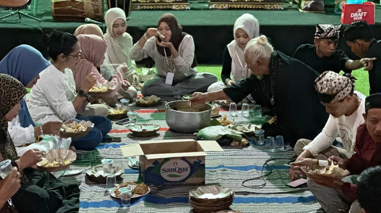 Lebaran Kopat Boyolangu: Hangatnya Ketupat, Eratnya Kebersamaan