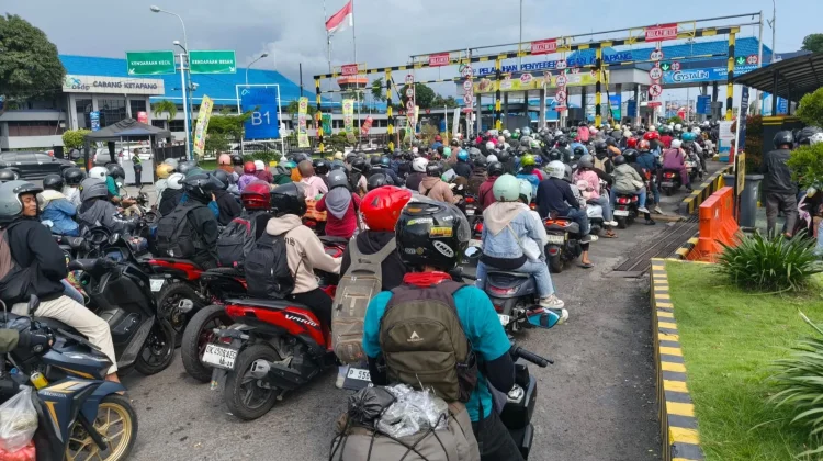Arus Balik Belum Usai, Antrean Ketapang Capai 8 Kilometer