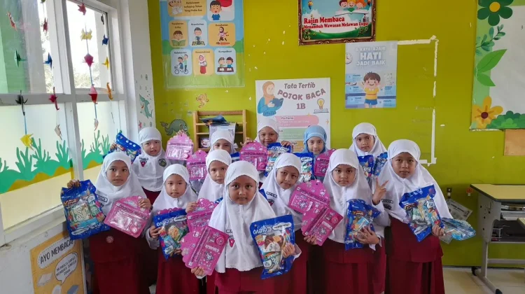 Penuh Keceriaan, Rayakan Ulang Tahun dengan Aksi Berbagi di Sekolah