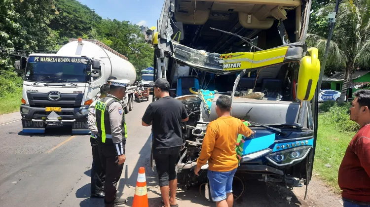 Bus Hantam Truk Box, Sopir dan Anak Tewas