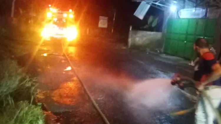 Damkar Bersihkan Jalan Licin akibat Tumpahan Solar