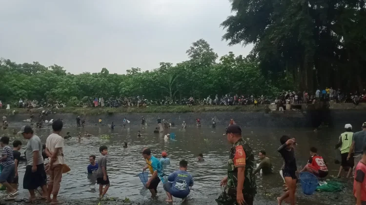 Aparat Bersama Warga Tekung Lumajang Antisipasi Banjir dan Dorong Perekonomian