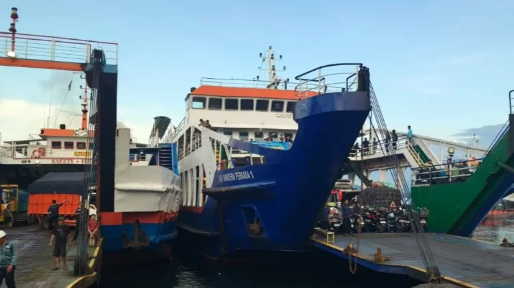 Dermaga Terbatas Picu Macet Ketapang, Sopir Logistik Merugi