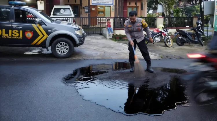 Polisi Bersihkan Tumpahan Oli, Cegah Kecelakaan