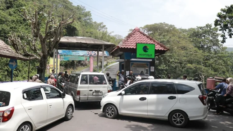 Libur Lebaran, Watu Ulo–Papuma Tembus 57 Ribu Pengunjung