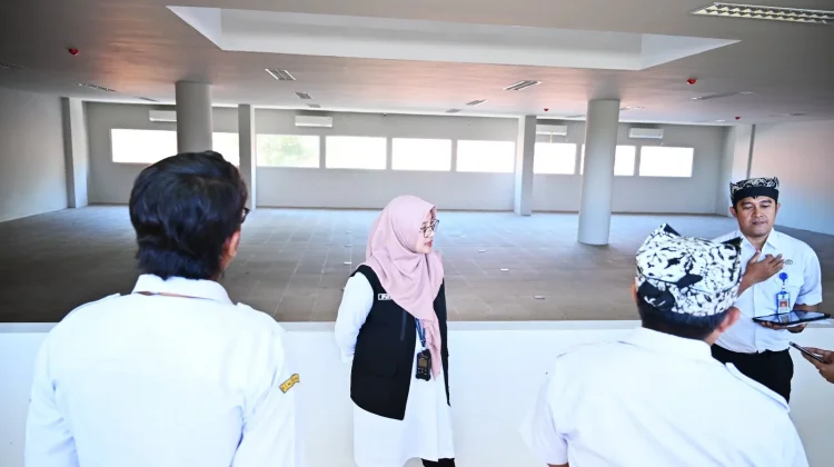 Ipuk Tinjau Perpustakaan Baru, Fasilitasi Literasi Digital