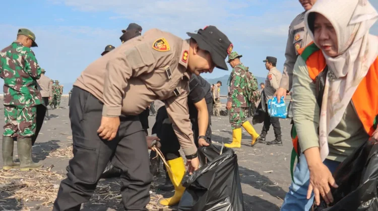Polres Lumajang Bersihkan Pantai Bambang usai Lebaran