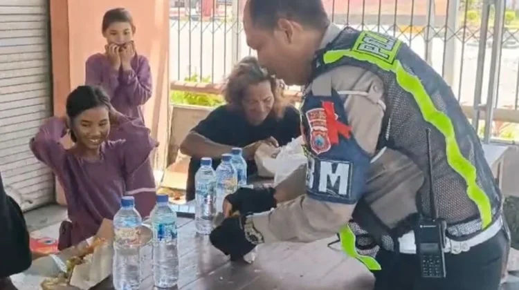 Polisi Bagikan Makanan ke Pengendara di Jalur Ketapang