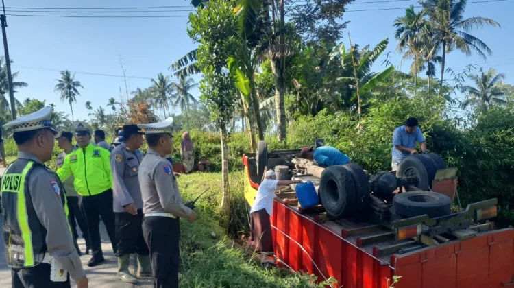 Truk Terguling di Grujugan, Sopir Selamat