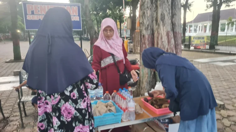 PKL Keluhkan Harga Gelas Plastik Naik 70 persen