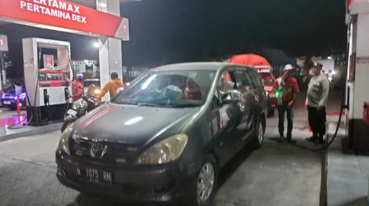 Polisi Patroli SPBU Tempeh, Pastikan BBM Aman