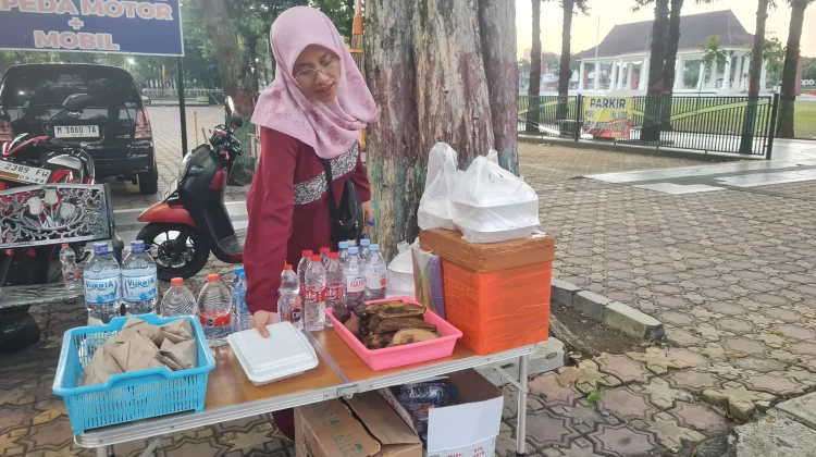 Harga Plastik Naik, Penjual Es Teh Tak Naikkan Harga