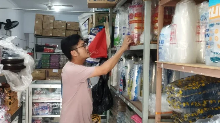 Harga Plastik Naik 70 Persen, Pedagang Tahan Stok