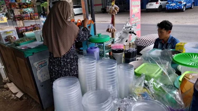 Harga Plastik Naik 70 Persen, UMKM Banyuwangi Tertekan