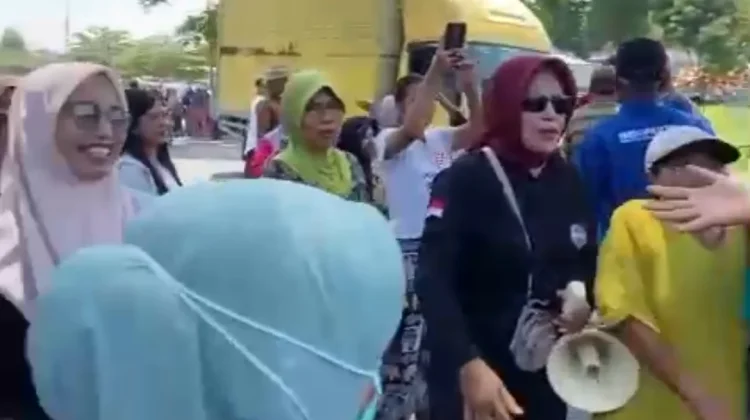 Warga Puger Blokade Jalan, Tolak Truk Besar Melintas