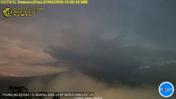 Semeru Erupsi Dengan Tinggi Kolom Abu Lebih 2000 Meter