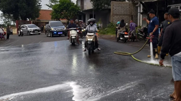 Tumpahan Solar Picu Enam Pengendara Jatuh di Binakal