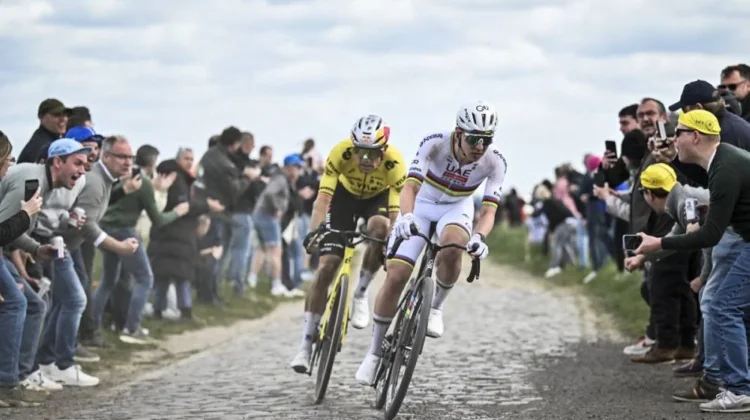 Wout van Aert Juara Paris-Roubaix 2026