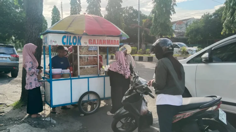 Cilok Gajah Mada Jember, Jajanan Sore Laris Manis
