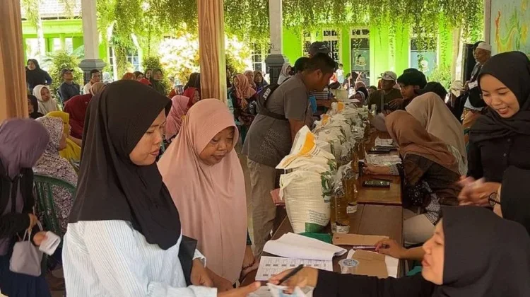 Ratusan Ribu Warga Banyuwangi Terima Bantuan Pangan