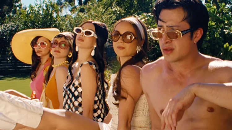 Visual Retro dan Drama Toxic Love di MV “Madwoman” Laufey yang Bertabur Bintang
