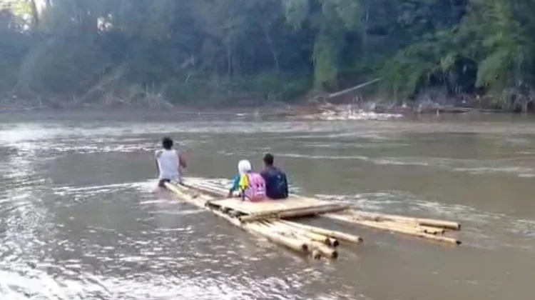Siswa di Jubung Terpaksa Naik Rakit Seberangi Sungai