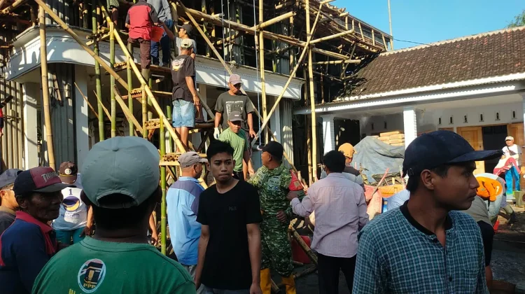 Warga Randuagung Lumajang Gelar Kerja Bakti Bangun Tempat Ibadah