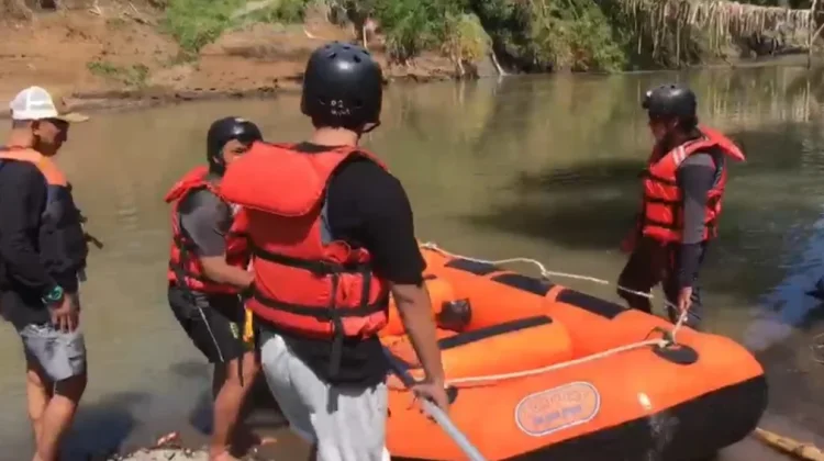 Akses Terputus, FAJI dan Relawan Bantu Pelajar Menyeberang Sungai